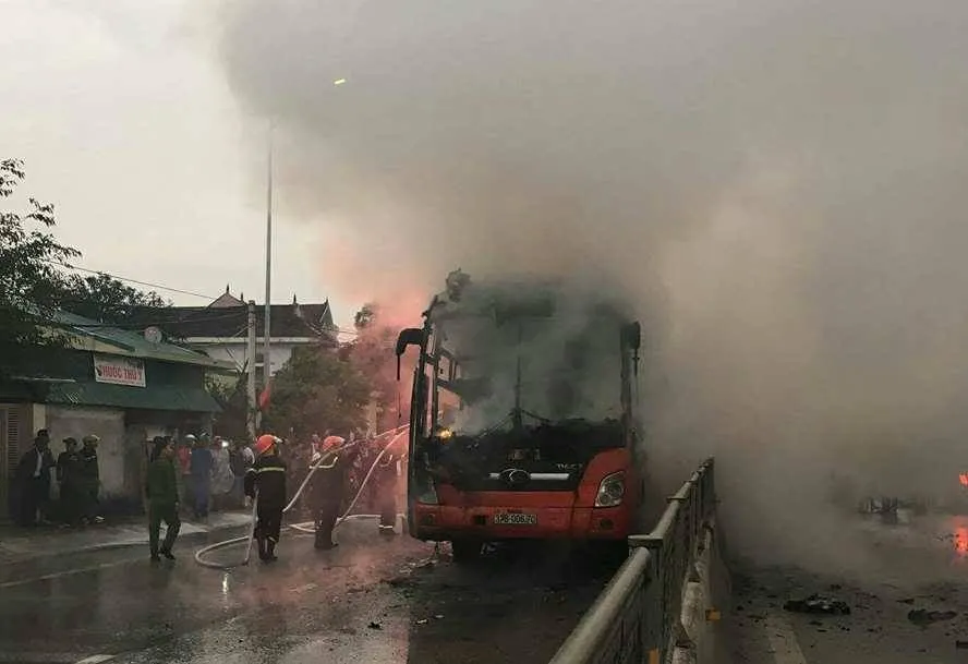 Xe khách bốc cháy dữ dội trên  quốc lộ 1A ảnh 1